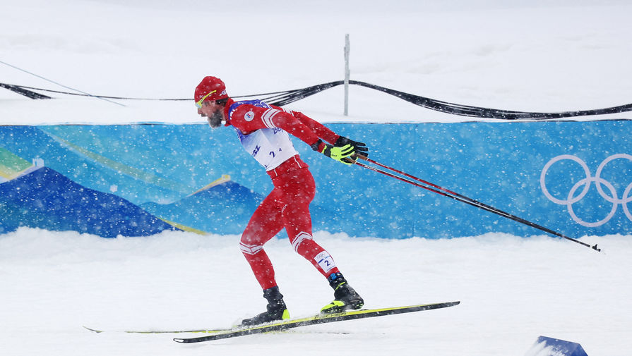Устюгов упал за 2 км до финиша в скиатлоне и уступил золото ЧР-2023 Большунову