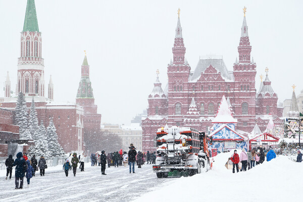 Уборка снега на&nbsp;Красной площади, Москва, 18&nbsp;декабря 2022&nbsp;года