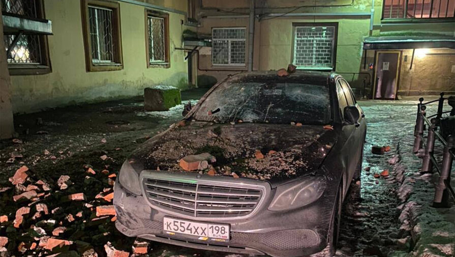 В Санкт-Петербурге падающие с фасада дома кирпичи повредили автомобиль