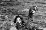 Сальвадор Дали плавает с водорослями, 1955 год