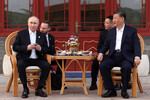 Президент России Владимир Путин и председатель КНР Си Цзиньпин во время неформальной встречи в Пекине, Китай, 16 мая 2024 года