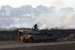 Солдат ЦАХАЛ на крыше танка на границе Израиля с сектором Газа, 23 июня 2024 года