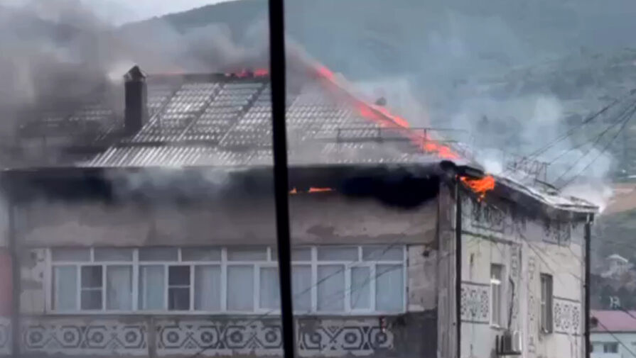 В Дербенте загорелась крыша многоэтажки