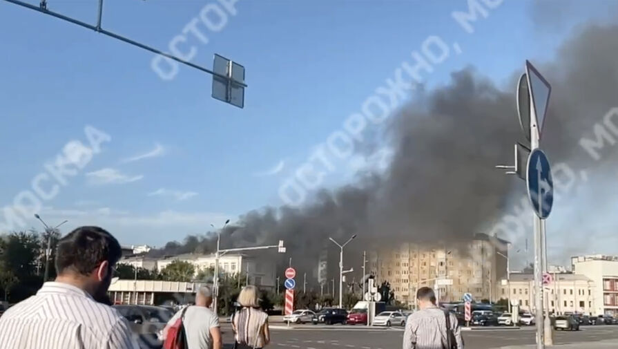 В центре Москвы разбирают кровлю здания, чтобы ликвидировать очаги пожара
