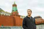Основатель и генеральный директор социальной сети Facebook (владелец компания Meta признана в России экстремистской и запрещена) Марк Цукерберг во время прогулки по Красной площади