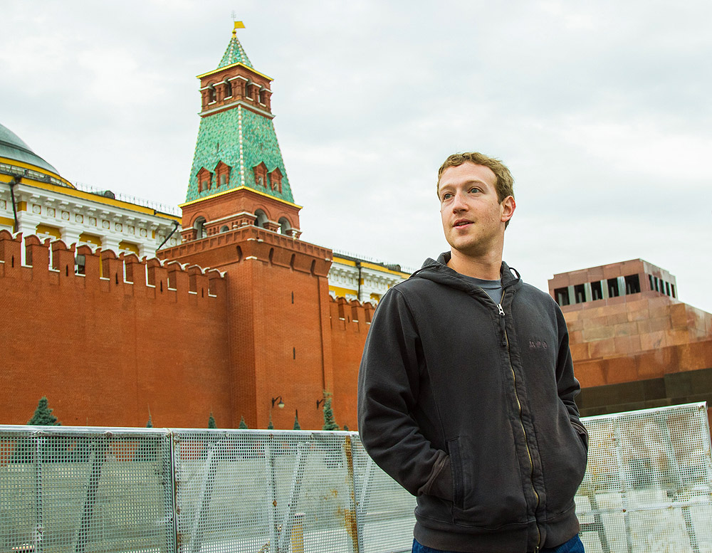 Основатель и генеральный директор социальной сети Facebook Марк Цукерберг во время прогулки по Красной площади