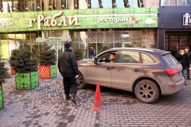 Нелегальная платная парковка у станции метро «Пушкинская»