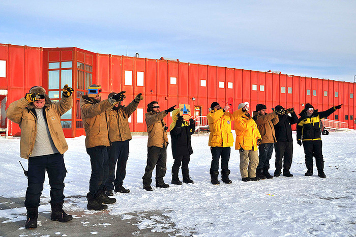 Сотрудники антарктической станции Кейси наблюдают солнечное затмение