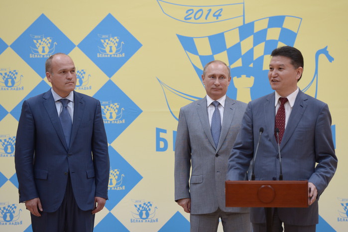 Президент РФ Владимир Путин (в центре) и глава ФИДЕ Кирсан Илюмжинов (справа) — на шахматном турнире среди школьников «Белая Ладья» — 2014