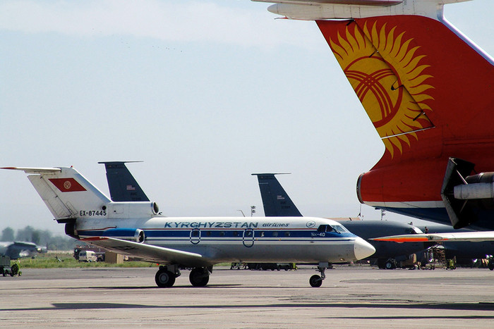 Пассажирские самолеты на летном поле международного аэропорта «Манас»