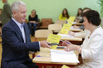 Мэр Москвы Сергей Собянин во время голосования на выборах в Московскую городскую думу