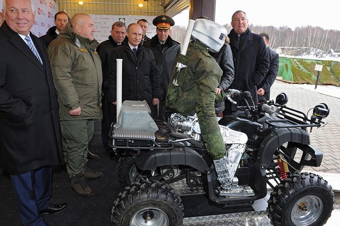 «Боевой робот-аватар», который был показан президенту Владимиру Путину в январе 2015 года. Совместная разработка НПО «Андроидная техника» и Фонда перспективных исследований