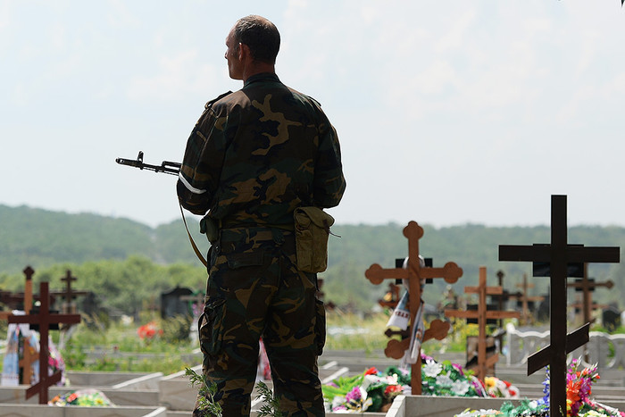 Ополченец ДНР на фоне донецкого кладбища. Фото: Максим Блинов/РИА «Новости»