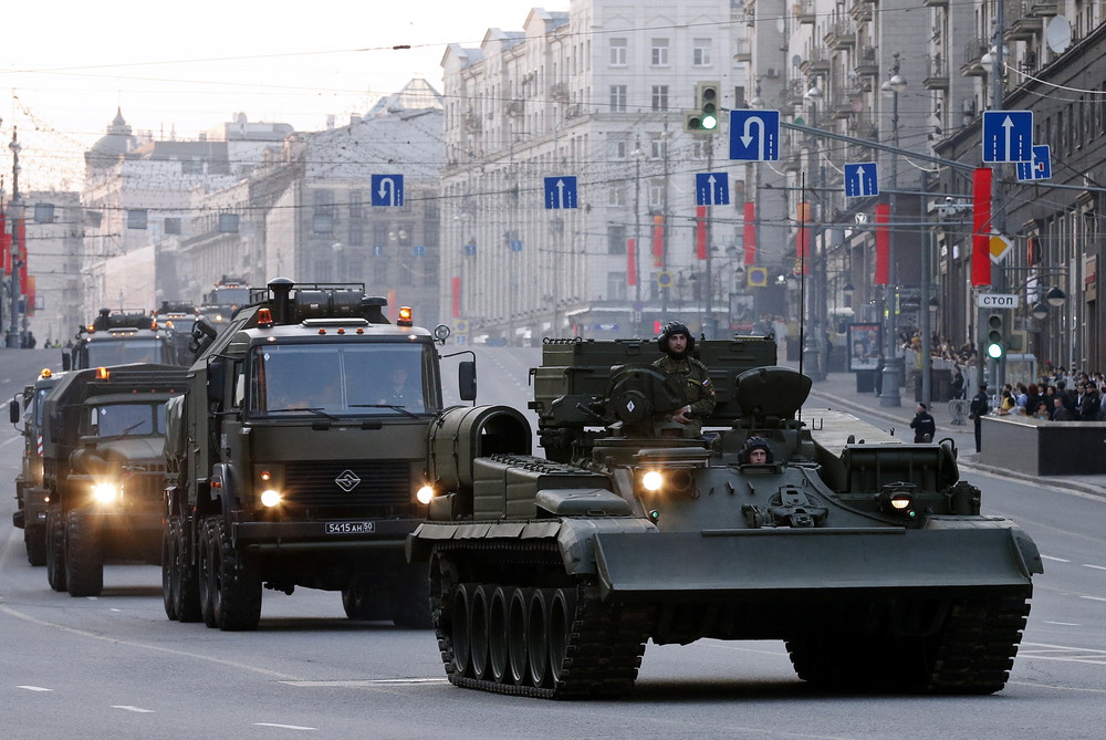 Проезд военной техники перед репетицией парада Победы в Москве