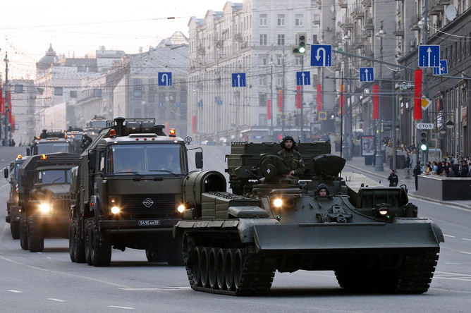 Проезд военной техники перед репетицией парада Победы в Москве