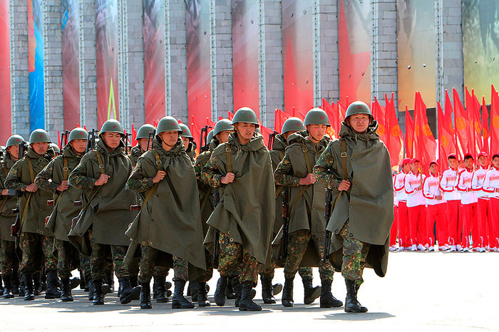 Участники театрализованного представления &laquo;Парад наследников Победы&raquo;, которое прошло на&nbsp;центральной площади Бишкека