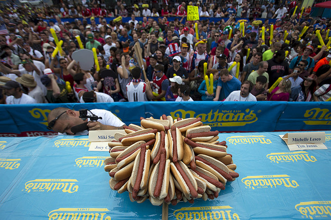 Знаменитое соревнование по поеданию хот-догов Nathan's в Бруклине