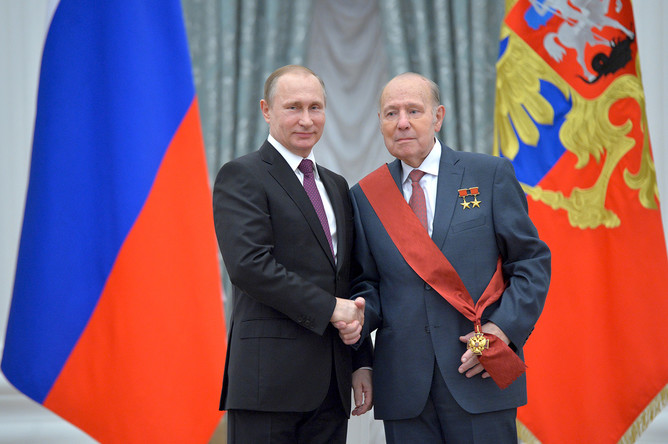 Президент России Владимир Путин (слева) и авиаконструктор, главный советник гендиректора по науке Авиационного комплекса имени Ильюшина Генрих Новожилов