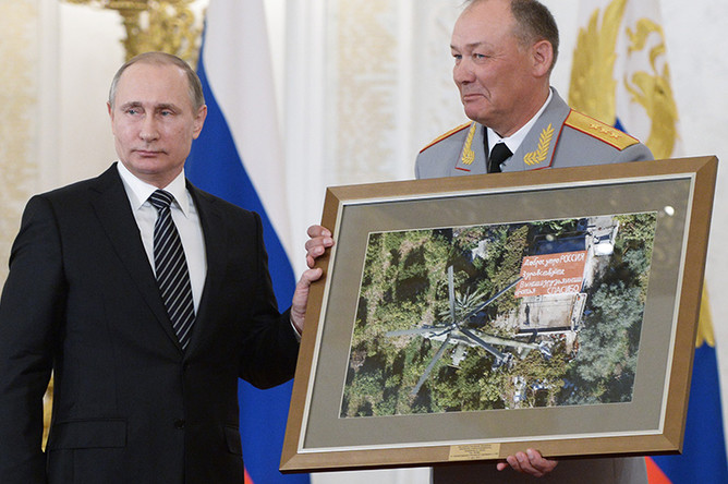 Владимир Путин и начальник штаба — первый заместитель командующего войсками Центрального военного округа генерал-полковник Александр Дворников (слева направо), награжденный медалью «Золотая звезда Героя России», в Кремле на церемонии вручения государственных наград военнослужащим и специалистам военно-промышленного комплекса, отличившимся в ходе выполнения специальных задач в Сирии