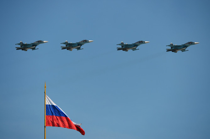 Истребители-бомбардировщики Су-34 во время воздушной части военного парада в Москве в честь 71-й годовщины Победы в Великой Отечественной войне 1941-1945 годов
