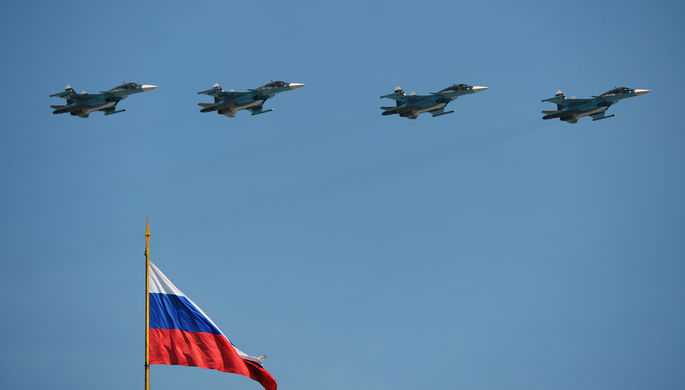 Истребители-бомбардировщики Су-34 во время воздушной части военного парада в Москве в честь 71-й...
