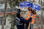 Замена навигационной таблички после переименования улицы Каръягды в турецкой столице Анкаре в улицу Андрея Карлова, 10 января 2017 года