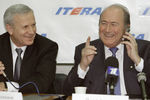 Президент РФС Вячеслав Колосков (слева) и президент ФИФА Зепп Блаттер отвечают на вопросы журналистов во время пресс-конференции. 2000 год 