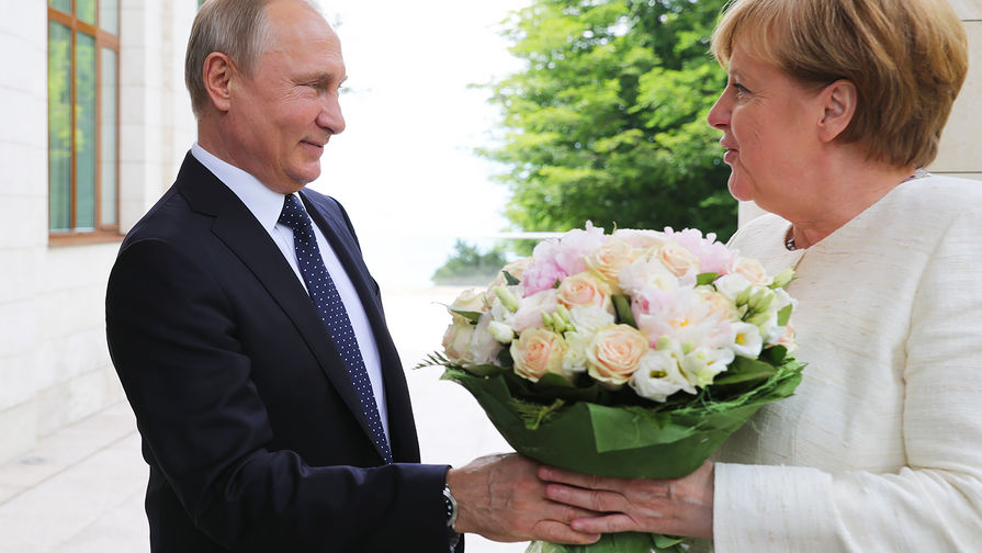 Президент России Владимир Путин и федеральный канцлер ФРГ Ангела Меркель во время встречи в Сочи, 18 мая 2018 года