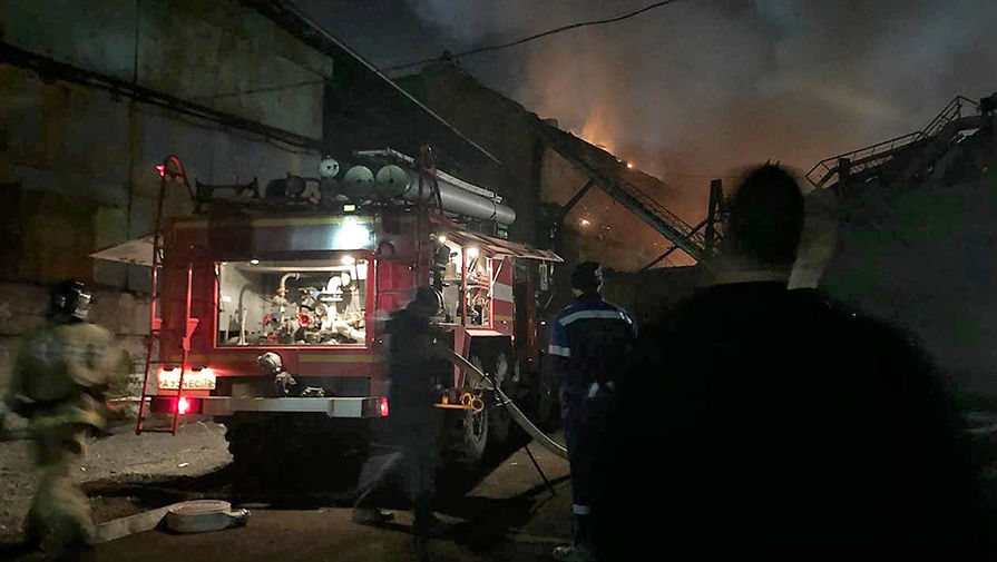 Сотрудники противопожарной службы тушат пожар на заводе «Электроцинк» во Владикавказе, 21 октября 2018 года