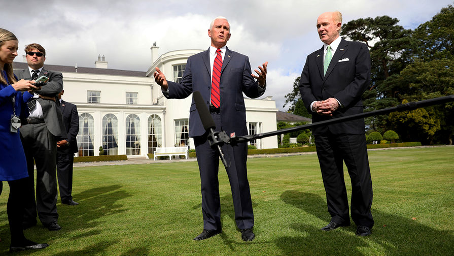 Вице-президент США Майк Пенс и американский посол в Ирландии Эдвард Кроуфорд после встречи в резиденции посла в Дублине, 3 сентября 2019 года