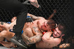 Российский боец Хабиб Нурмагомедов и американец Дастин Порье во время боя на турнире UFC 242 в Абу-Даби