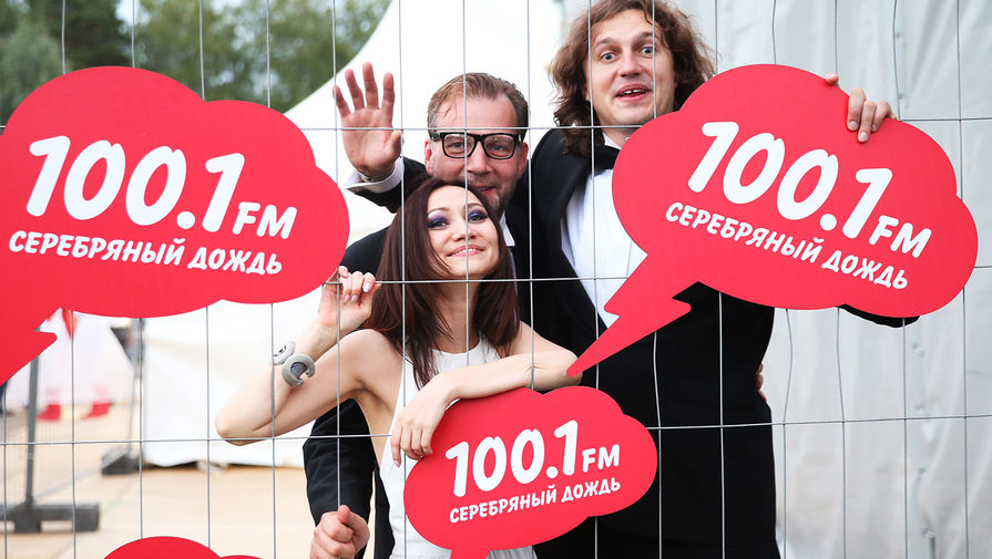 Ведущие радио «Серебряный дождь» Алекс Дубас и Виктор Набутов (слева направо) во время вечеринки, посвященной дню рождения радиостанции, 2014 год