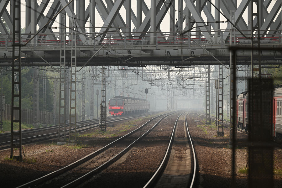 Поезд на участке железной дороги в районе Ростокино в Москве