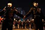 Полицейские во время акции протеста против коронавирусных ограничений в Пекине, Китай, 27 ноября 2022 года