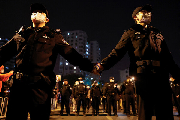 Полицейские во время акции протеста против коронавирусных ограничений в&nbsp;Пекине, Китай, 27&nbsp;ноября 2022&nbsp;года