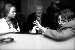 Актриса Соня Карпунина (Соня), режиссер Сергей Соловьев и Михаил Ефремов (Гена) (слева направо) на съемках фильма «Одноклассники», 2008 год