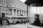 Троллейбус на площади Маяковского (сейчас Триумфальная площадь) у концертного зала имени П.И. Чайковского в Москве, 1943 год