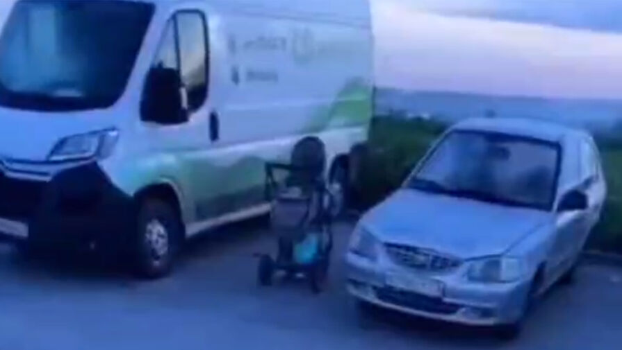 В Туле прохожие нашли на парковке коляску с младенцем 