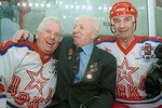 Эдуард Иванов и Виктор Кузькин с легендарным спортивным врачом Олегом Белаковским