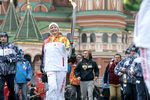 Синхронистка Анастасия Давыдова во время старта первого этапа эстафета олимпийского огня.