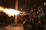 Сотрудники полиции применяют слезоточивый газ во время беспорядков в бразильском городе Сан-Паулу
