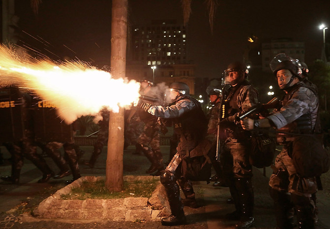 Сотрудники полиции применяют слезоточивый газ во время беспорядков в&nbsp;бразильском городе Сан-Паулу
