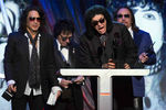 Участники группы Kiss во время церемонии в бруклинском «Барклайс-центре» 