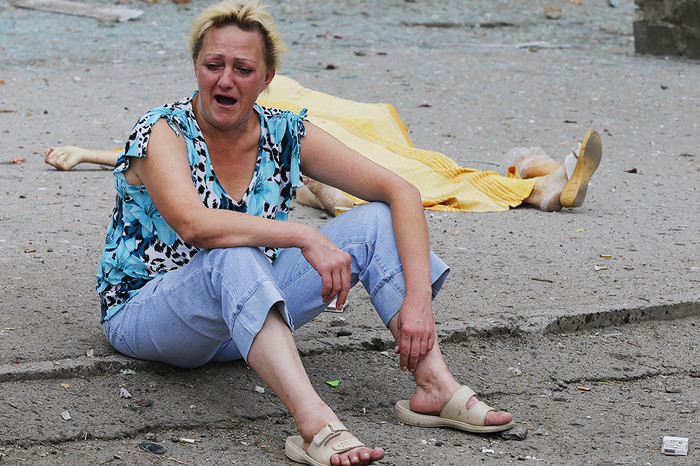 Жительница Луганска около&nbsp;тел погибших в&nbsp;результате артобстрела в&nbsp;одном из&nbsp;районов города