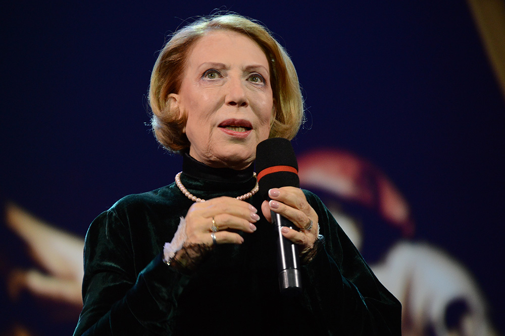 Актриса Инна Чурикова выступает на юбилейном вечере в честь 70-летия актера Николая Караченцова в «Ленкоме»