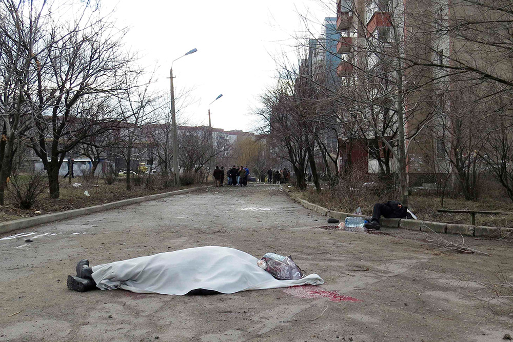 Трупы людей, погибших в результате попадания снаряда в здание 27-й больницы в районе Текстильщик