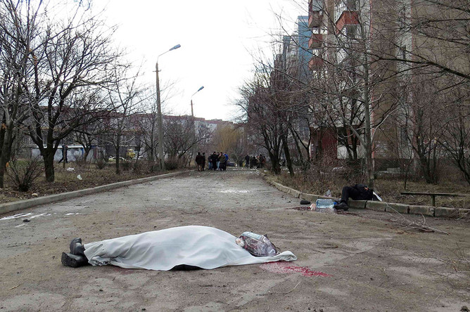 Трупы людей, погибших в результате попадания снаряда в здание 27-й больницы в районе Текстильщик