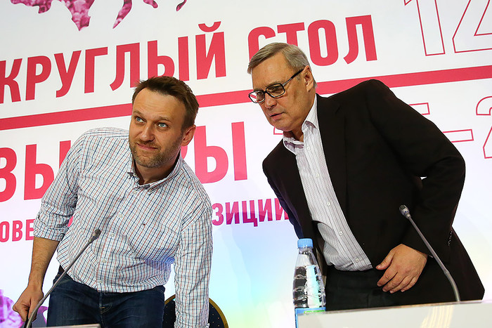 Алексей Навальный и сопредседатель партии РПР-ПАРНАС Михаил Касьянов во время конференции «Выборы 2015–2016: повестка для оппозиции»