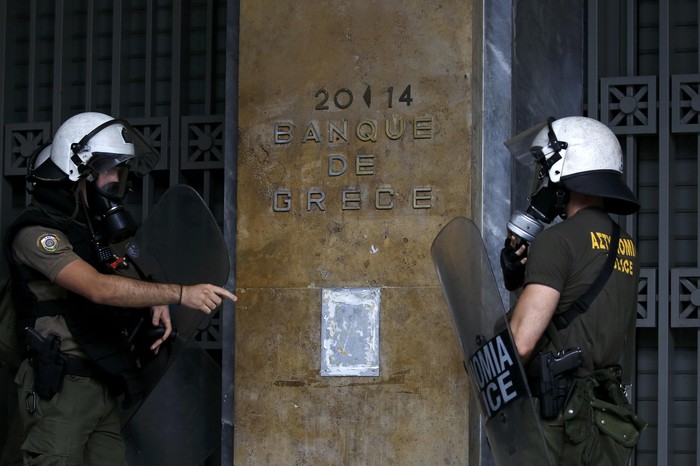 Полиция у&nbsp;здания банка Греции
