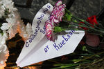 Жители Киева приносят цветы к посольству России в память о погибших при крушении лайнера Airbus 321 в Египте